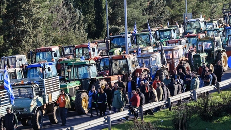 Οι αγρότες με τα τρακτέρ στο μπλόκο της Λάρισας