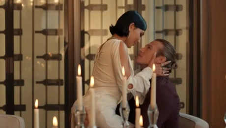 Στιγμιότυπο από το τρέιλερ του All's Fair