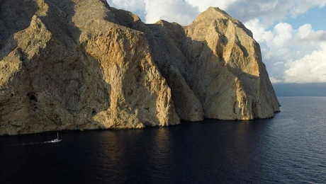 Ο επιβλητικός μονόλιθος Κάλαμος της Ανάφης, το Γιβραλτάρ της Ελλάδας