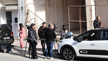 Τηλεοπτικά συνεργεία στον τόπο του τροχαίου στην Αρτέμιδα