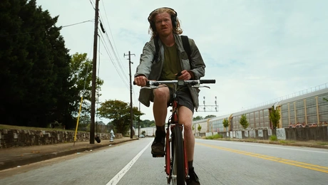 bugonia ταινια λανθιμος πλεμονς ποδηλατο