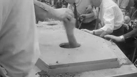 Ο Μικ Μίνι θάβεται ζωντανός στο έδαφος