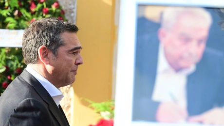 Ο Αλέξης Τσίπρας στην κηδεία του Αλέκου Φλαμπουράρη