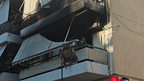 Η πυροσβεστική στο καμένο από φωτιά διαμέρισμα