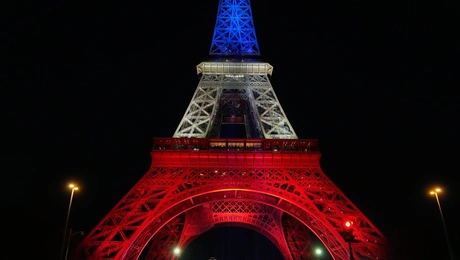 Φωταγώγηση του Άιφελ για τη μαύρη επέτειο