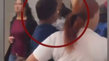 γυναίκα με ανήλικο που ατμίζει