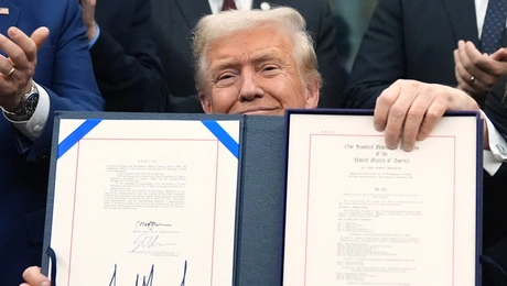 Ο Ντόναλντ Τραμπ υπογράφει για τη λήξη του shutdown