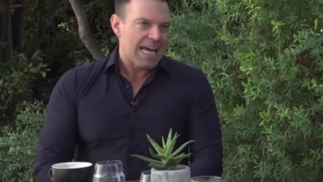 Ο Στέφανος Κασσελάκης στην Ελένη Τσολάκη