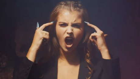 Η Μις Χιλή τραγουδάει για την μπάντα «Decessus»