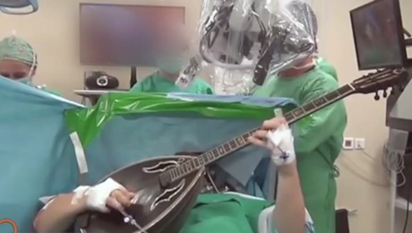 Ο Δημήτρης παίζει μπουζούκι την ώρα της εγχείρησης