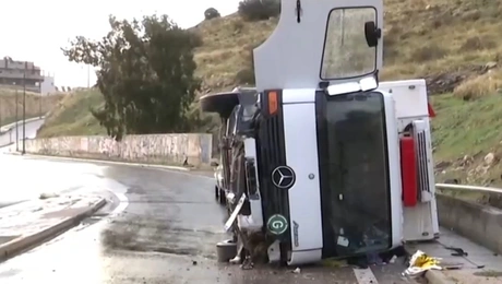 ανατροπη-νταλικα-τροχαιο