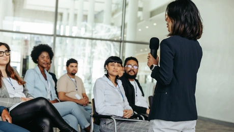 Γυναίκα πραγματοποιεί παρουσίαση