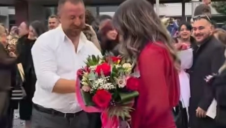 Πρόταση γάμου σε ορκωμοσία