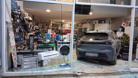 Αυτοκίνητο έσπασε βιτρίνα καταστήματος