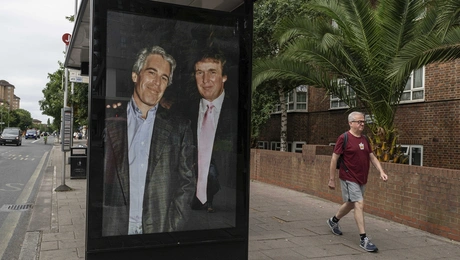 Παλιά φωτογραφία του Τραμπ με τον Επστάιν