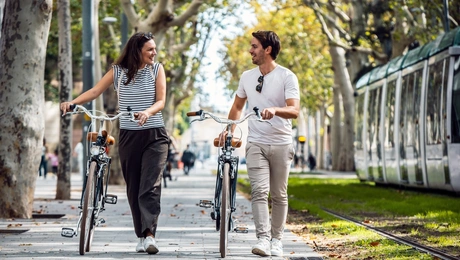 Άντρας και γυναίκα με ποδήλατα