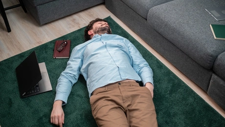 Άντρας κοιμάται στο πάτωμα