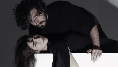 ΤΟ ΞΕΝΟΔΟΧΕΙΟ Η ΝΥΧΤΑ ΠΟΥ ΠΕΦΤΕΙ