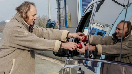 Αγρότης μοιράζει μήλα στους διερχόμενους
