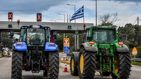 Αγρότες άνοιξαν τα διόδια του Ακτίου