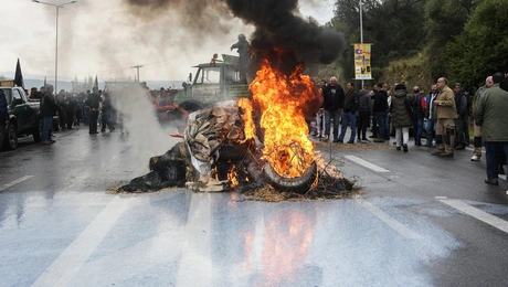 αγροτεσ μπλοκα φωτια
