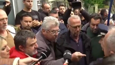 Οι αγρότες έξω από το γραφείο Τσιάρα