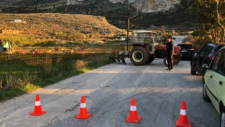 Aγρότης έστησε μόνος του μπλόκο στην Αμοργό