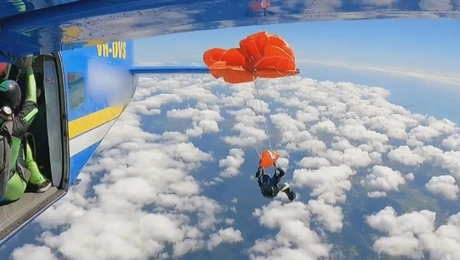 Η στιγμή που ο αλεξιπτωτιστής πιάνεται στο φτερό