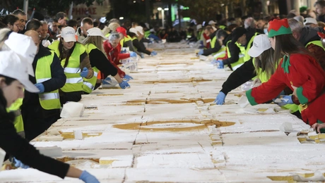 Κοπή της Βασιλόπιτας γίγας του δήμου Περιστερίου