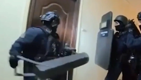 Η στιγμή που η ΕΛΑΣ μπαίνει στο κρησφύγετο της οργάνωσης