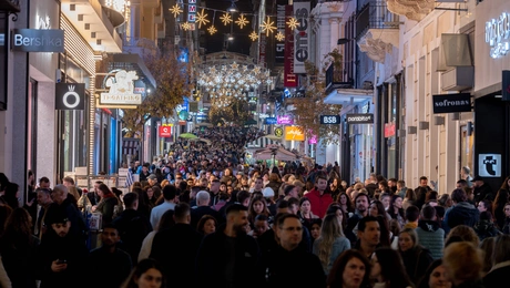 Ανοιχτά τα καταστήματα στην Ερμού