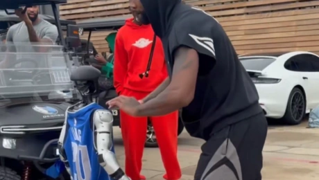 O Κάιρι Ίρβινγκ έσπρωξε ρομπότ τεχνητής νοημοσύνης