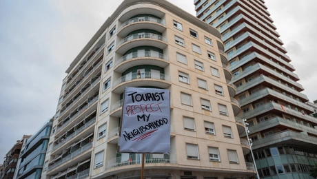 Πανό κατά των τουριστών σε ξενοδοχείο της Ισπανίας