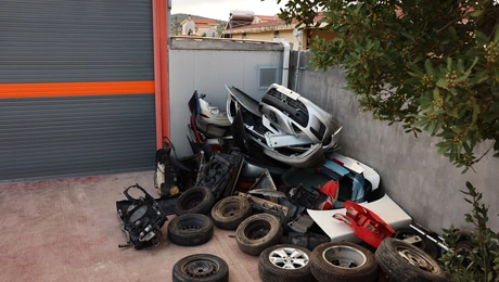 H αποθήκη με όπλα και κλεμμένα οχήματα στα Καλύβια