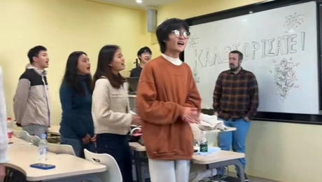 Κινέζοι φοιτητές τραγουδούν στα ελληνικά