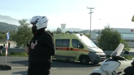 Κλούβα των ΜΑΤ μπλοκάρει ασθενοφόρο