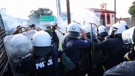Σύγκρουση αγροτών με ΜΑΤ