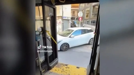 Λεωφορείο με ανοιχτή πόρτα