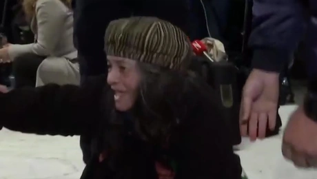 Η Ελένη Λουκά εισέβαλλε στην παρουσίαση βιβλίου του Αλέξη Τσίπρα