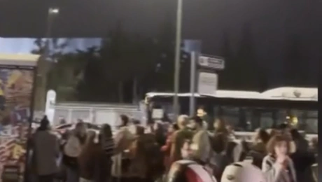 Xάος έξω από σταθμό του Μετρό