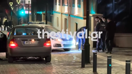 Η αστυνομία στο σημείο της επίθεσης με μολότοφ στη Θεσσαλονίκη