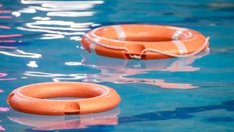 Σωσίβια σε πισίνα