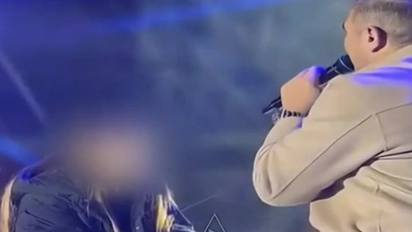 Ο Αντώνης Ρέμος ανεβάζει την κόρη του στη σκηνή