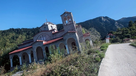 Η «Πίζα» των Τρικάλων: Η εκκλησία της Παναγίας της Θεοτόκου στέκεται με κλίση 17 μοιρών – το σύμβολο του Ροποτού που αρνείται να πέσει