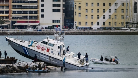 σκαφος-λιμενικο-προσκρουση-βραχια
