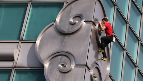 Ο Alex Honnold σκαρφαλώνει σε κτίριο της Ταϊπέι χωρίς προστατευτικά σχοινιά