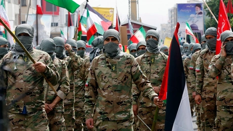 Μέλη της Basij παρελαύνουν στην Τεχεράνη 