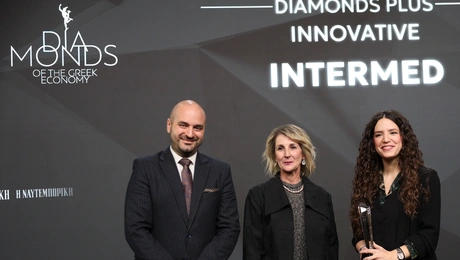 Η Μαρκέλλα Καφούρου, RnD formulation manager InterMed, και ο Θοδωρής Πανόπουλος, BU Dental Marketing Manager InterMed, παρέλαβαν τη διάκριση “Innovative Company” από την Τώνια Πέτροβιτς, Senior Public Relations Manager στη Huawei Technologies SA.