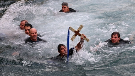 H ρίψη του Τίμιου Σταυρού στον Πειραιά