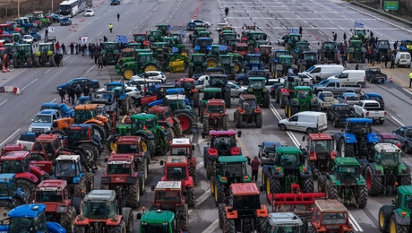 Αποκλεισμός της Εθνικής Οδού από αγρότες στα διόδια των Μαλγάρων